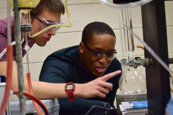 Students work in a chemistry lab